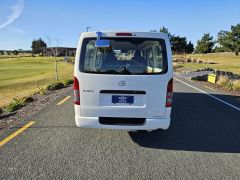 Photo of the vehicle Toyota HiAce