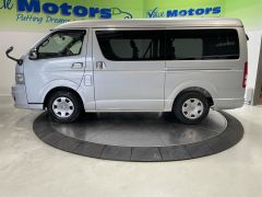 Photo of the vehicle Toyota HiAce