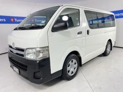 Photo of the vehicle Toyota HiAce