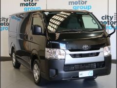 Photo of the vehicle Toyota HiAce