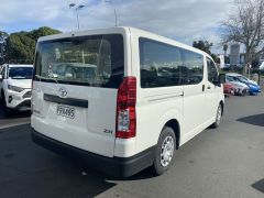 Photo of the vehicle Toyota HiAce