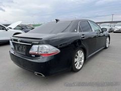 Photo of the vehicle Toyota Crown