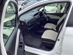 Photo of the vehicle Toyota Vitz