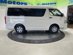 Photo of the vehicle Toyota HiAce