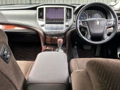 Photo of the vehicle Toyota Crown