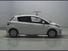 Photo of the vehicle Toyota Vitz