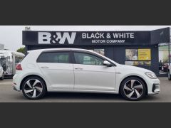 Photo of the vehicle Volkswagen Golf