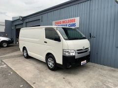 Photo of the vehicle Toyota HiAce