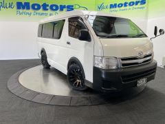 Photo of the vehicle Toyota HiAce