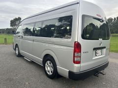 Photo of the vehicle Toyota HiAce