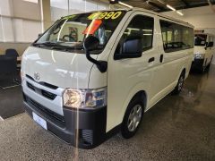 Photo of the vehicle Toyota HiAce