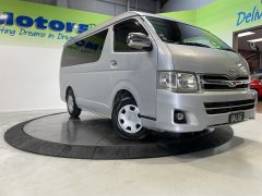 Photo of the vehicle Toyota HiAce