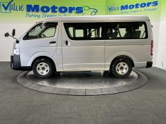 Photo of the vehicle Toyota HiAce