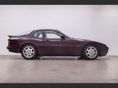 Photo of the vehicle Porsche 944