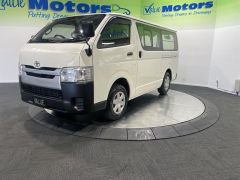 Photo of the vehicle Toyota HiAce