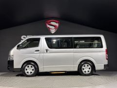 Photo of the vehicle Toyota HiAce