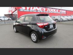 Photo of the vehicle Toyota Vitz