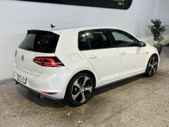 Photo of the vehicle Volkswagen Golf