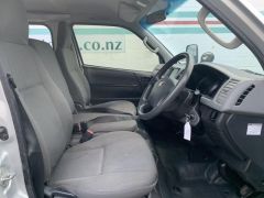 Photo of the vehicle Toyota HiAce