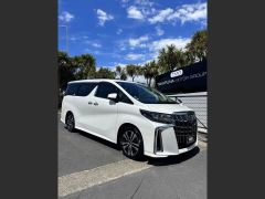 Photo of the vehicle Toyota Alphard