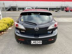 Photo of the vehicle Mazda Axela