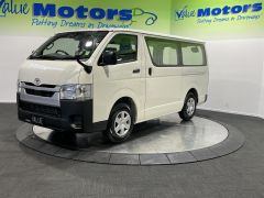 Photo of the vehicle Toyota HiAce