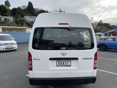 Photo of the vehicle Toyota HiAce