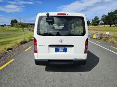 Photo of the vehicle Toyota HiAce