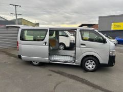 Photo of the vehicle Toyota HiAce