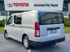 Photo of the vehicle Toyota HiAce