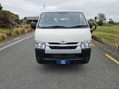 Photo of the vehicle Toyota HiAce