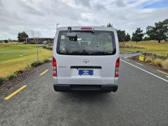 Photo of the vehicle Toyota HiAce