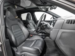 Photo of the vehicle Porsche Cayenne