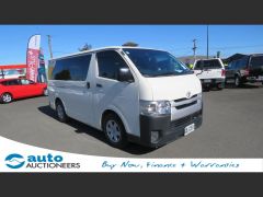 Photo of the vehicle Toyota HiAce