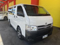 Photo of the vehicle Toyota HiAce