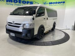 Photo of the vehicle Toyota HiAce