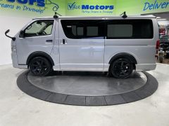 Photo of the vehicle Toyota HiAce