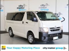 Photo of the vehicle Toyota HiAce