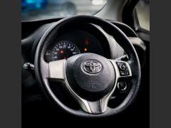 Photo of the vehicle Toyota Vitz