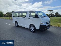 Photo of the vehicle Toyota HiAce