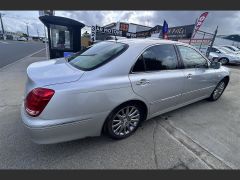 Photo of the vehicle Toyota Crown