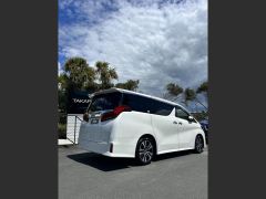 Photo of the vehicle Toyota Alphard