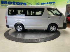 Photo of the vehicle Toyota HiAce