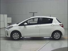 Photo of the vehicle Toyota Vitz