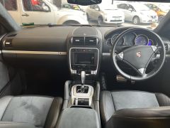 Photo of the vehicle Porsche Cayenne