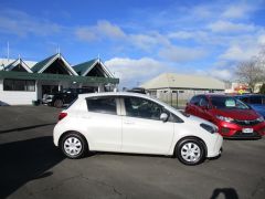 Photo of the vehicle Toyota Vitz