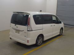 Photo of the vehicle Nissan Serena