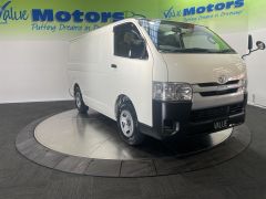 Photo of the vehicle Toyota HiAce