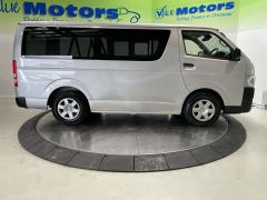 Photo of the vehicle Toyota HiAce