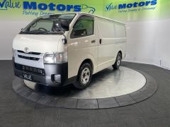 Photo of the vehicle Toyota HiAce